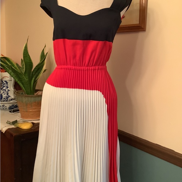 Dazzling Prada Black Red and Cream Color Block Pleated Dress IT 38 US 2 - Picture 1 of 4
